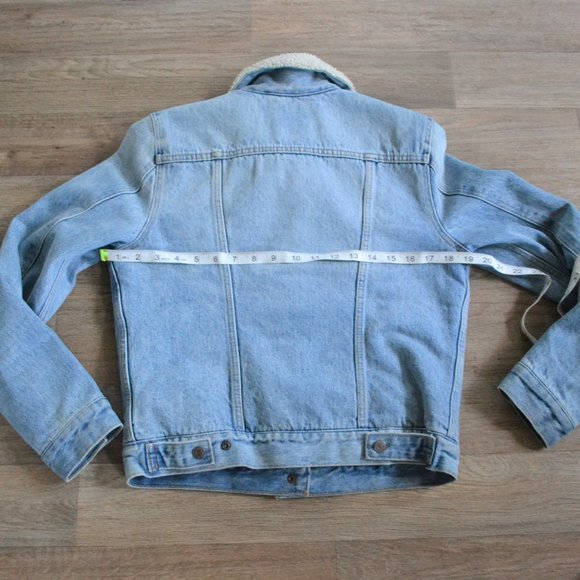 Levi's Women's Original Sherpa Trucker Light Wash Denim Jacket Size Small - Picture 3 of 7